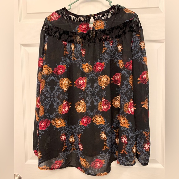 Knox Rose Size XL blouse. Semi sheer, black, flowy floral print. - Picture 3 of 3